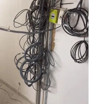 Avant - fils électriques en attente